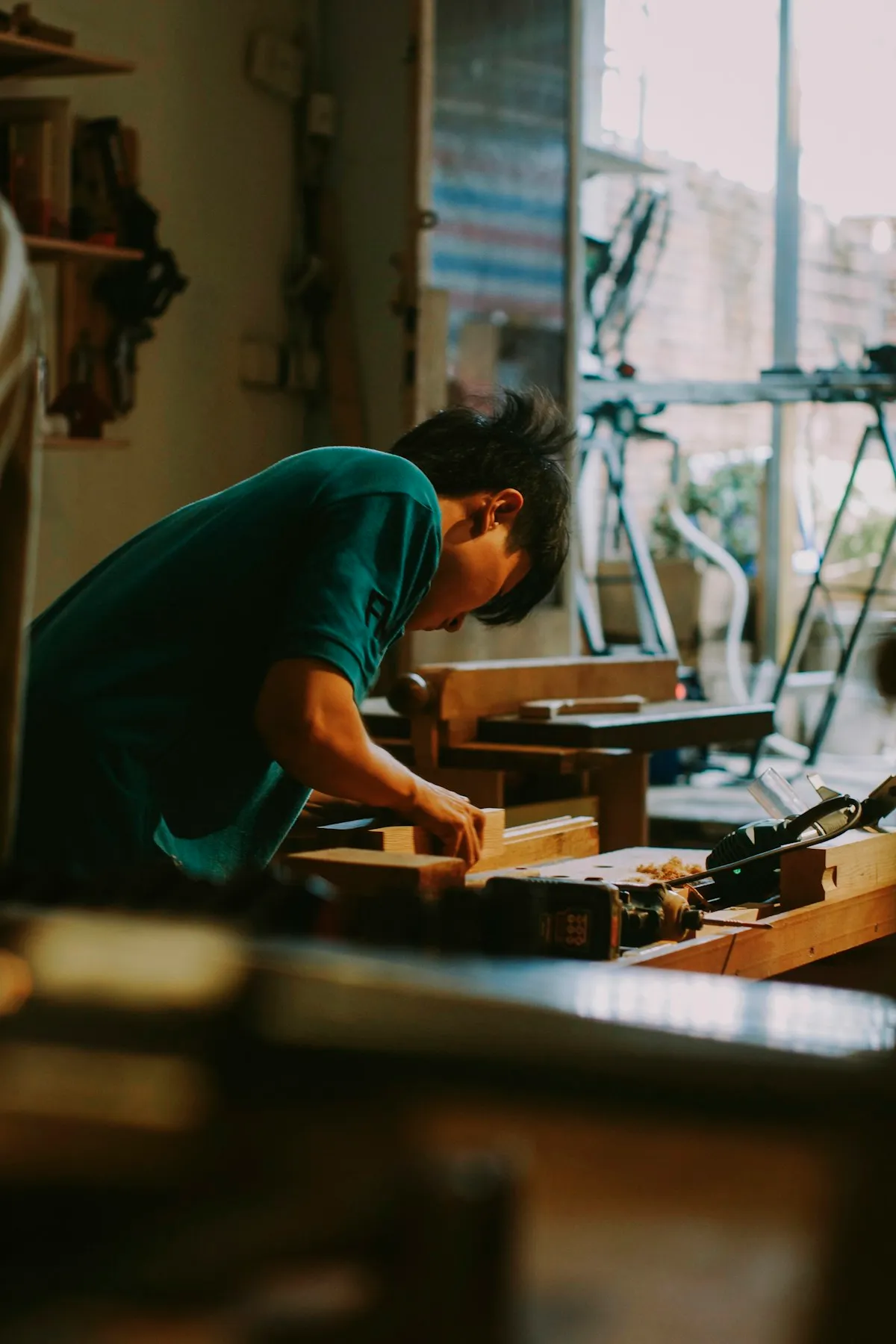 Un artisan travaille le bois dans son atelier.